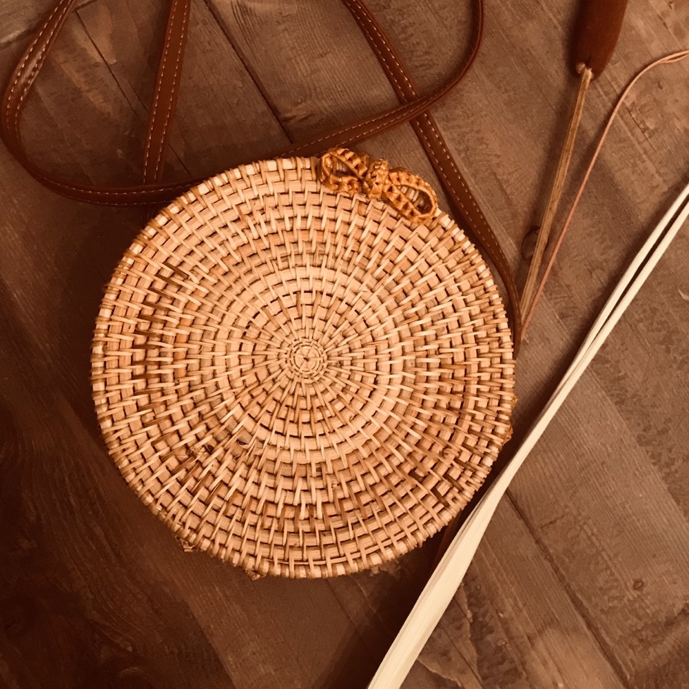 NWOT👙🌻Chic Handwoven Round Wicker Crossbody